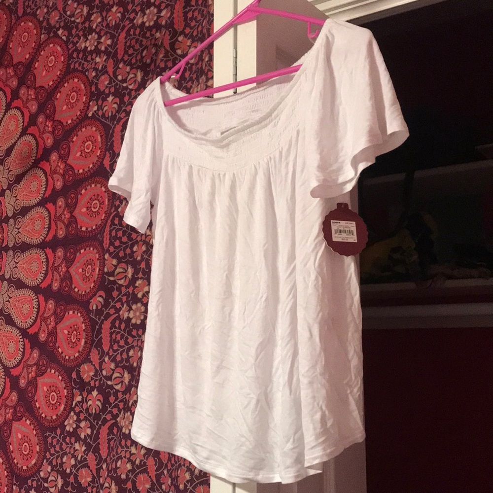 Loose white short sleeve shirt
